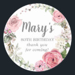 Rustic Pink Floral 80th Birthday Hartelijk dank Ronde Sticker<br><div class="desc">Zachte blush roze rozen en pioenen, samen met felroze toppen creëer een prachtig rustieke bloemenkrans. Witte hortensia's bij de bloesem. De naam van de vrouw is geschreven in een groot script lettertype. 80ste verjaardag en het dankgevoel volgen. Deze sticker maakt deel uit van het 90ste Birthday Bella Roos collectie. Het...</div>