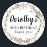 Rustic Pink Floral 90th Birthday Hartelijk dank Ronde Sticker<br><div class="desc">Rozen en roze roze knoppen creëer een prachtig rustige florale kreet. De naam van de verjaardagsvrouw wordt geschreven in een grote manuscriptdoopvont. 90ste verjaardag en de dankbetuigingen volgen. Deze verjaardagssticker maakt deel uit van het collectie Dusty Pink Rose. Het bevat vele DIY sjablonen die u snel uitnodigingen en partijbenodigdheden laten...</div>