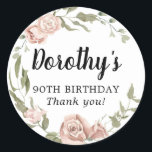 Rustic Pink Floral 90th Birthday Hartelijk dank Ronde Sticker<br><div class="desc">Zachte roze rozen en roze roze roze buisjes creëer een prachtig rustige florale kreet. Witte hydrangeas bij de florale bloei. De naam van de verjaardagsvrouw wordt geschreven in een grote manuscriptdoopvont. 90ste verjaardag en de dankbetuigingen volgen. Deze verjaardagssticker maakt deel uit van het collectie Dusty Pink Rose. Het bevat vele...</div>