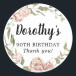 Rustic Pink Floral 90th Birthday Hartelijk dank Ronde Sticker<br><div class="desc">Zachte roze rozen en roze roze roze buisjes creëer een prachtig rustige florale kreet. Witte hydrangeas bij de florale bloei. De naam van de verjaardagsvrouw wordt geschreven in een grote manuscriptdoopvont. 90ste verjaardag en de dankbetuigingen volgen. Deze verjaardagssticker maakt deel uit van het collectie Dusty Pink Rose. Het bevat vele...</div>