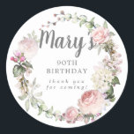 Rustic Pink Floral 90th Birthday Hartelijk dank Ronde Sticker<br><div class="desc">Zachte roze rozen en roze roze roze buisjes creëer een prachtig rustige florale kreet. Witte hydrangeas bij de florale bloei. De naam van de verjaardagsvrouw wordt geschreven in een grote manuscriptdoopvont. 90ste verjaardag en de dankbetuigingen volgen. Deze verjaardagssticker maakt deel uit van het 90e Birthday Pink Rose Floral collectie. Het...</div>