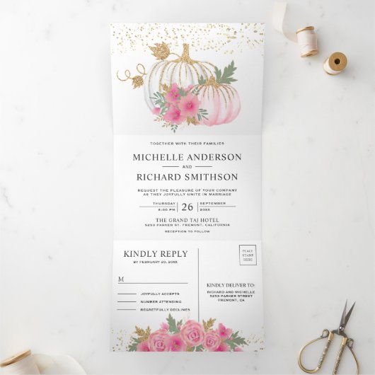 Rustic Pink Floral White Pumpkin Fall Wedding Drieluik Uitnodiging (Binnen)