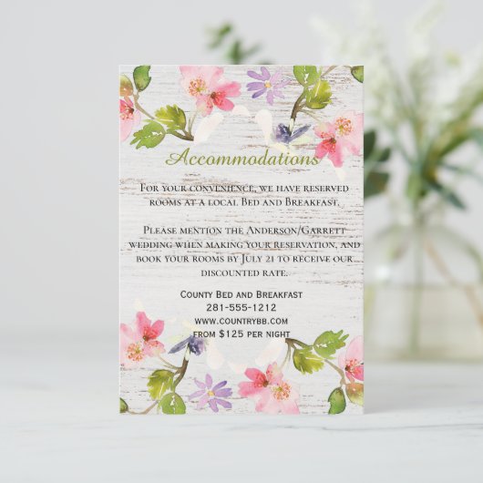 Rustic Pink Florals op witte houtaccommodatie Informatiekaartje (Staand voorkant)