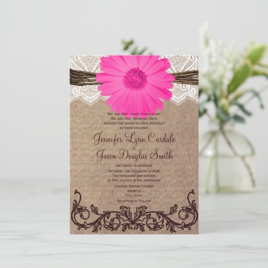 Rustic Pink Gerber Daisy Lace Wedding Uitnodiging (Staand voorkant)