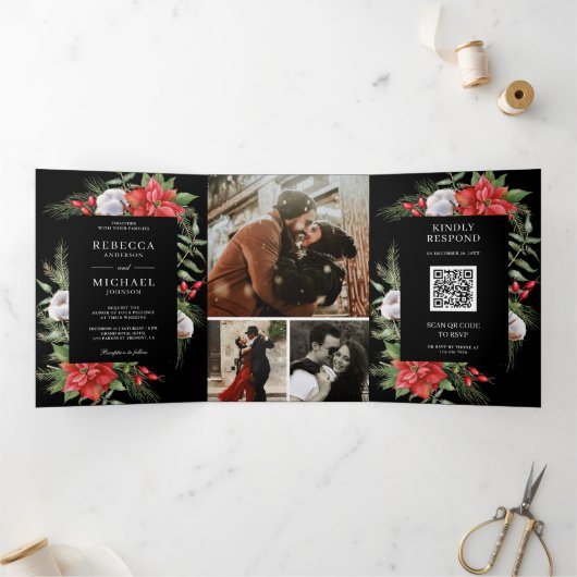 Rustic Poinsettia QR Code Kerstmis Black Weddensch Drieluik Uitnodiging (Binnen)