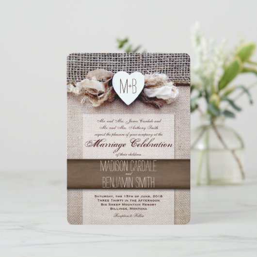 Rustic Printed Burlap Heart Initiaal Wedding Invit Kaart (Staand voorkant)
