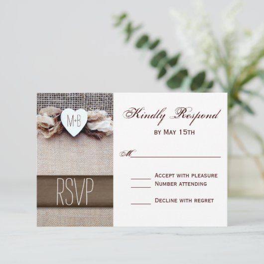 Rustic Printed Burlap Heart Initialen Wedding RSVP (Staand voorkant)