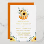 Rustic Pumpkin en Sunflower Fall Wedding Folie Uitnodiging<br><div class="desc">Nodig familie en vrienden uit met deze aanpasbare goudfolie op de uitnodiging voor een pompoenbruiloft. Het is voorzien van waterverf pompoen met gele zonnebloemen, katoen en eucalyptusbladeren. Deze uitnodigende zonnebloempitten zijn perfect voor herfst- of herfstbruiloften. Personaliseer u door uw trouwgegevens toe te voegen. Deze goudfolie trouwuitnodiging is beschikbaar in andere...</div>