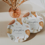 Rustic Pumpkins Herfst Baby shower Papieren Bordje<br><div class="desc">Het ontwerp van het charmante herfst baby shower is voorzien van een rand van gedempte waterverf pompoenen en valbladeren,  met "een kleine pompoen is onderweg" in het midden. Ideaal voor baby showers in de herfst of het Halloween-seizoen.</div>