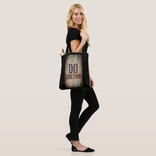Rustic Rally Cry beroemd gemaakt door Kamala Harri Tote Bag (Op model)