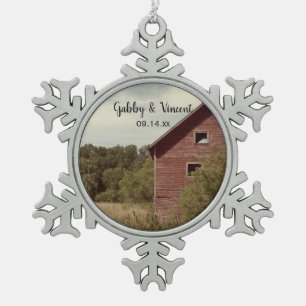 Rustic Red Barn country Wedding Tin Sneeuwvlok Ornament