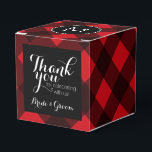 Rustic Red Black Buffalo Pset Pattern Monogram Bedankdoosjes<br><div class="desc">Een robuust en mannelijk ontwerp met een ruimte voor monogrammen. Een klassiek,  traditioneel patroon dat al jaren bestaat. Als u het kunstwerk moet aanpassen of de doopvont veranderen,  kunt u op het aanpassingsgebied klikken. Dit zal u aan het ontwerphulpmiddel nemen waar u vele veranderingen kunt aanbrengen.</div>