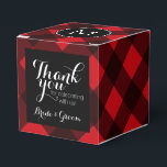 Rustic Red Black Buffalo Pset Pattern Monogram Bedankdoosjes<br><div class="desc">Een robuust en mannelijk ontwerp met een ruimte voor monogrammen. Een klassiek,  traditioneel patroon dat al jaren bestaat. Als u het kunstwerk moet aanpassen of de doopvont veranderen,  kunt u op het aanpassingsgebied klikken. Dit zal u aan het ontwerphulpmiddel nemen waar u vele veranderingen kunt aanbrengen.</div>