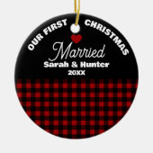 Rustic Red & Black Plaid Onze 1e Kerstmis Getrouwd Keramisch Ornament (Voorkant)