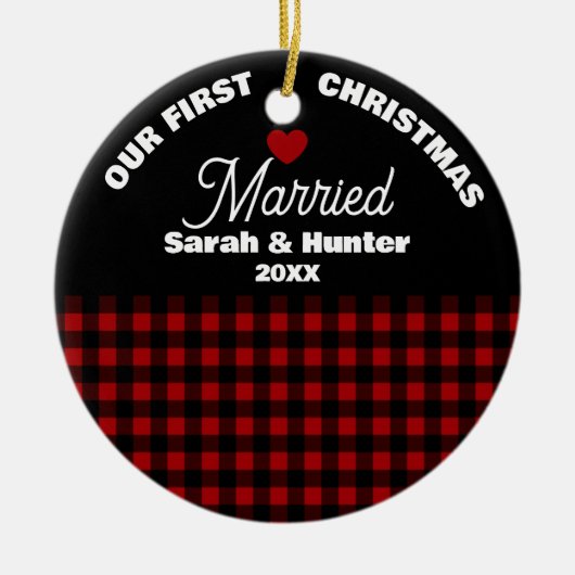 Rustic Red & Black Plaid Onze 1e Kerstmis Getrouwd Keramisch Ornament (Voorkant)