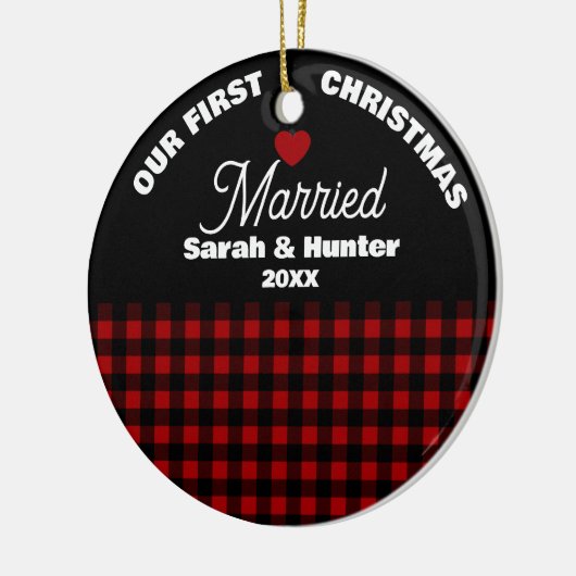 Rustic Red & Black Plaid Onze 1e Kerstmis Getrouwd Keramisch Ornament (Links)