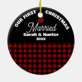 Rustic Red & Black Plaid Onze 1e Kerstmis Getrouwd Keramisch Ornament (Achterkant)