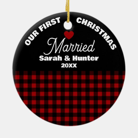 Rustic Red & Black Plaid Onze 1e Kerstmis Getrouwd Keramisch Ornament (Achterkant)
