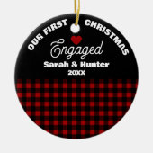 Rustic Red & Black Plaid Onze 1e Kerstmis verloofd Keramisch Ornament (Voorkant)