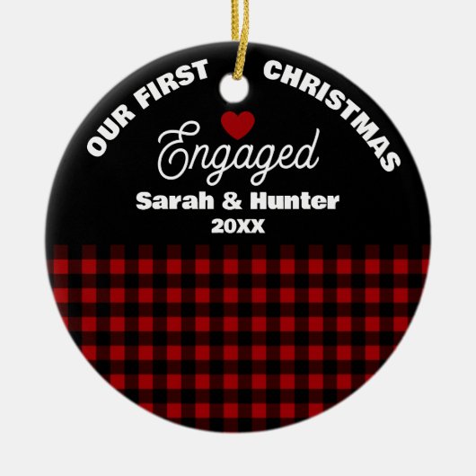 Rustic Red & Black Plaid Onze 1e Kerstmis verloofd Keramisch Ornament (Voorkant)