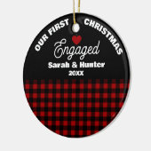 Rustic Red & Black Plaid Onze 1e Kerstmis verloofd Keramisch Ornament (Links)