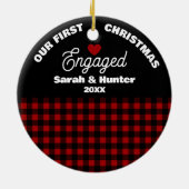 Rustic Red & Black Plaid Onze 1e Kerstmis verloofd Keramisch Ornament (Achterkant)