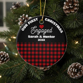 Rustic Red & Black Plaid Onze 1e Kerstmis verloofd Keramisch Ornament