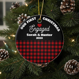 Rustic Red & Black Plaid Onze 1e Kerstmis verloofd Keramisch Ornament