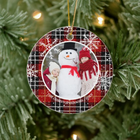 Rustic Red Black Pset Snowflake Monogram Foto Keramisch Ornament (Boom)