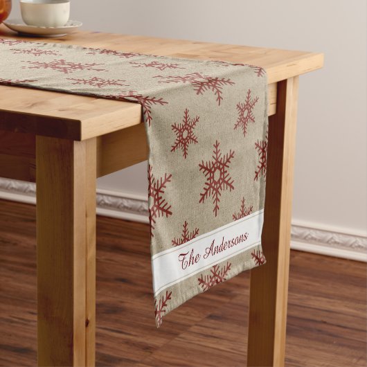 Rustic Red Faux Burlap Snowflake Pattern Korte Tafelloper (Voorbeeld)