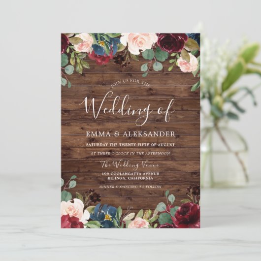 Rustic Red Floral Wood Burgundy Wedding Invite Kaart (Staand voorkant)