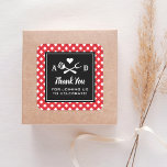 Rustic Red Gingham BBQ Wedding Bedankt Vierkante Sticker<br><div class="desc">Het huwelijk bedankt je stickers dat je een zwart-wit barbecue-ontwerp hebt,  met een BBQ-fork en spatula-grilling en een hartaccent. Pas de aangepaste monogram-initialen aan en "Bedankt voor je komst om te vieren!"-boodschap. Omvat een rode en witte gingham tablecloth gepatterde achtergrond. Ideaal voor een casual zomervakantie.</div>