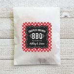 Rustic Red Gingham BBQ Wedding Couples Shower Vierkante Sticker<br><div class="desc">De casual BBQ / barbecue,  de trouwdouche voor het paar,  biedt stickers een zacht zwart/houtskool lijst,  westerne en moderne lettertypen,  steraccenten en een rood zomerse gingham tablecloth-geblindeerde rand.</div>