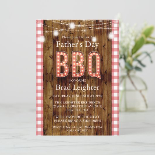 Rustic Red Gingham Vaderdag BBQ Uitnodiging (Staand voorkant)