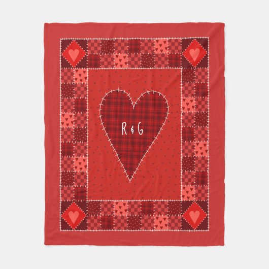 Rustic Red Patchwork gewatteerd hart monogram Fleece Deken (Voorkant)