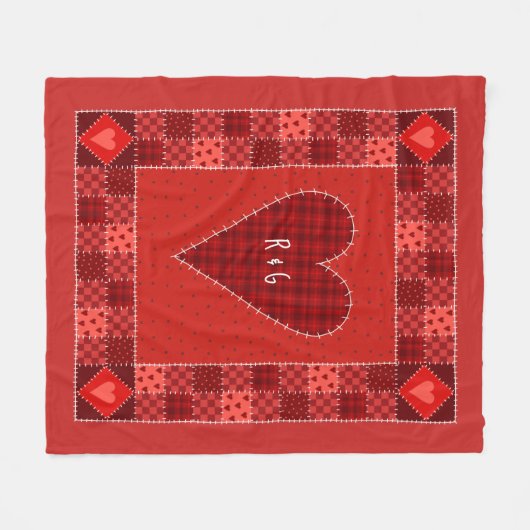 Rustic Red Patchwork gewatteerd hart monogram Fleece Deken (Voorkant (Horizontaal))