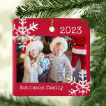 Rustic Red Photo Ornament met Snowflakes<br><div class="desc">Pas deze versiering aan met uw familiefoto en voeg uw familienaam samen met het jaar toe voor deze geweldige kerstwens.</div>