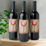 Rustic Red Wine Glass Script 70th Birthday Wijn Etiket<br><div class="desc">Rustic Red Wine Glass Script 70th Birthday Wine Label. Het ontwerp is voorzien van een abstract rood wijnglas met een leeftijdscijfer en een witte leeftijd op de achtergrond. De achtergrond is beige rustic oude papieren textuur. Je kunt de leeftijd veranderen. Geweldig voor een vrouw of een man die de zeventigste...</div>