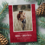 Rustic Red Winter Kerstfoto Feestdagenkaart<br><div class="desc">Dit eenvoudige en rustieke vakantieontwerp is voorzien van uw beste portretfoto over een rustieke papieren textuur in donkerrode kleur en het woord "Merry Christmas" in scripttekst. Ideaal voor wenskaarten in boerderijstijl. Voeg eenvoudig uw beste foto, uw familienamen en jaar toe met behulp van de sjabloon. Voeg een persoonlijk bericht op...</div>