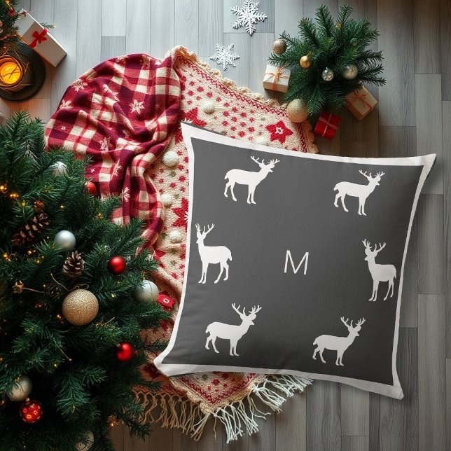 Rustic reindeer dark gray family monogram holiday kussen (Rustic reindeer dark gray family monogram holiday throw pillow.)