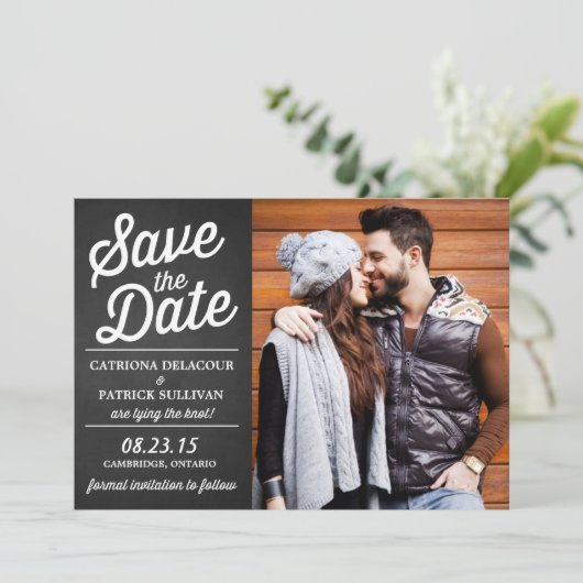 Rustic Retro-script | De bekendmaking van de datum Save The Date (Staand voorkant)