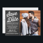 Rustic Retro-script | De bekendmaking van de datum Save The Date<br><div class="desc">Manuscript opnieuw bekleden | Sparen de Aankondiging van de Datum Foto sparen de datumaankondiging met retro typografie en een gestreepte achtergrond.</div>
