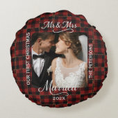 Rustic Rode Buffalo Plaid Eerste Kerstmis Gehuwd  Rond Kussen (Achterkant)