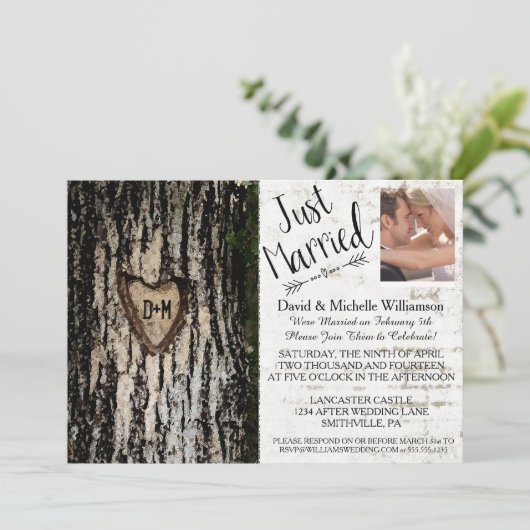 Rustic Romantic Tree Post Wedding Photo Uitnodigen Kaart (Staand voorkant)