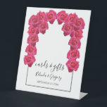 Rustic Roses Wedding Cards & Gifts Reclamebord Met Voetstuk<br><div class="desc">Dit ontwerp is uitgerust met roze rozen die roze zijn. De roze rozen worden gecomplimenteerd door een elegante zwarte rand. De roze tinten van de roos bloemen creëer een rustige florale tuin. Elegant trouwkaarten en cadeautjes ondertekenen een ontwerp met moderne elementen. Er zijn ook huwelijksuitnodigingen en andere kantoorbenodigdheden beschikbaar.</div>