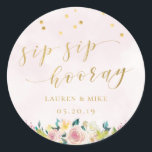 Rustic Roze Bloem Sip Sip Hooray Trouwfeest Ronde Sticker<br><div class="desc">Geef uw trouwgunsten en drankjes een upgrade met onze Rustic Roze Bloem "Sip Sip Hooray" Trouwstickers. Ontworpen voor het paar dat houdt van een mix van vintage charme en moderne elegantie,  hebben deze labels een delicate boeket van roze rozen en groen tegen een roze waterverf achtergrond.</div>