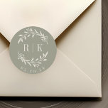 Rustic Sage Botanische Krans Trouwmonogram Ronde Sticker<br><div class="desc">Op maat ontworpen botanische bruiloft monogram stickers met elegante witte beige krans met initialen van het paar en trouwdatum op salie kleur achtergrond. Perfect voor bruiloft,  bewaar de data,  enveloppen,  bruiloft gunst verpakkingen en meer.</div>