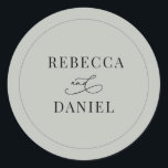 Rustic Sage Green Persoonlijke namen Wedding Ronde Sticker<br><div class="desc">Deze aanpasbare namen Sticker,  die ontworpen is om te coördineren met ons Romantic collectie voor de bruiloft van het Manuscript,  is voorzien van een grafisch kalligrafisch ampersand voor de kalligrafie,  dat is gekoppeld aan een klassiek serif lettertype in zwart. Overeenkomende objecten beschikbaar.</div>