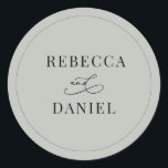Rustic Sage Green Persoonlijke namen Wedding Ronde Sticker<br><div class="desc">Deze aanpasbare namen Sticker,  die ontworpen is om te coördineren met ons Romantic collectie voor de bruiloft van het Manuscript,  is voorzien van een grafisch kalligrafisch ampersand voor de kalligrafie,  dat is gekoppeld aan een klassiek serif lettertype in zwart. Overeenkomende objecten beschikbaar.</div>