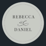 Rustic Sage Green Persoonlijke namen Wedding Ronde Sticker<br><div class="desc">Deze aanpasbare namen Sticker,  die ontworpen is om te coördineren met ons Romantic collectie voor de bruiloft van het Manuscript,  is voorzien van een grafisch kalligrafisch ampersand voor de kalligrafie,  dat is gekoppeld aan een klassiek serif lettertype in zwart. Overeenkomende objecten beschikbaar.</div>